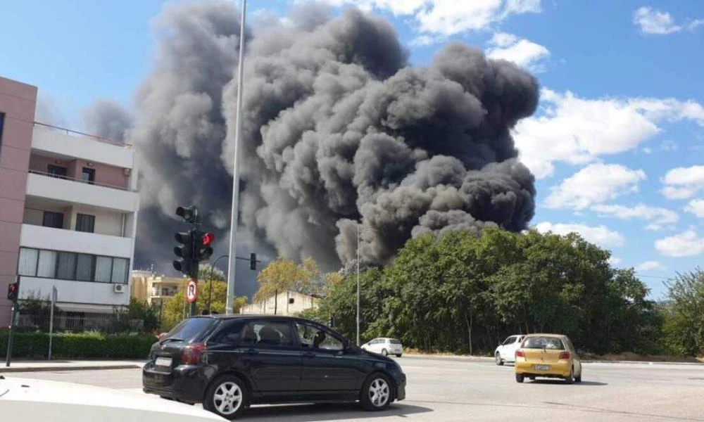 Φωτιά ξέσπασε σε παλιό εργοστάσιο έξω από την Κομοτηνή